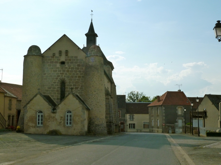 Eglise Saint Pierre XII°-XIII°-XIV°, édifice fortifié, tourelles d'angle. - Roches