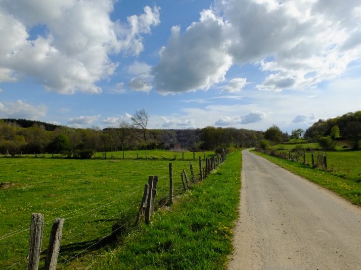 Route de Sermur a  Mautes 