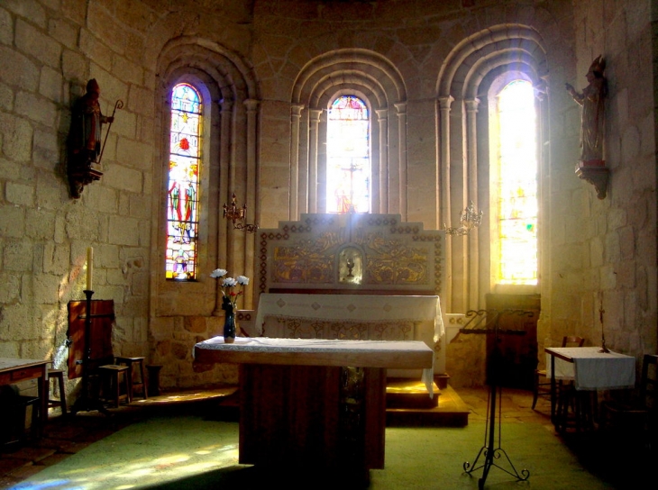 Eglise romane St-Martin (12° s), fortifiée au 16° - Blond