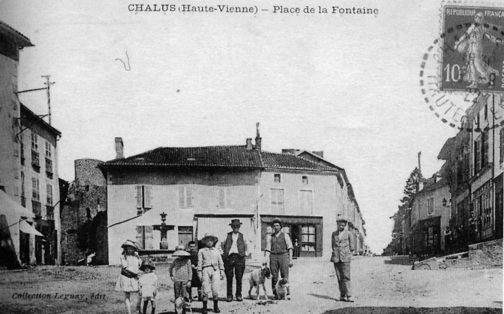 Place de la Fontaine, vers 1920 (carte postale ancienne). - Châlus