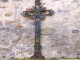 Petite croix contre la façade nord de l'église Saint Sulpice.