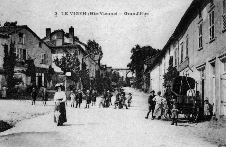 Grande Rue, vers 1910 (carte postale ancienne). - Le Vigen