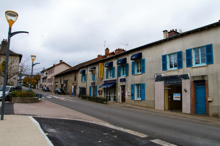 Grande rue en 2013, devenue Avenue Fédéric Le PLAY. - Le Vigen