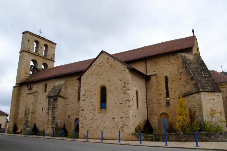 Façade sud de l'église Saint Mathurin duXIIe et XIIIe siècles. - Le Vigen