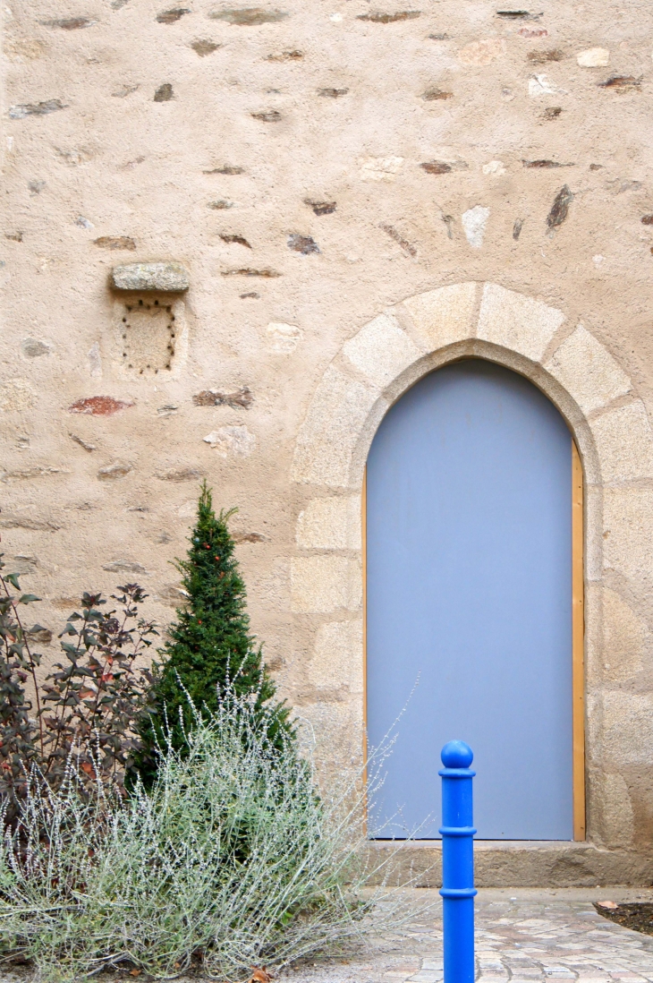 Petite porte de la façade sud de l'église Saint Mathurin. - Le Vigen