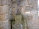 Croix contre la façade nord de l'église Saint Mathurin.