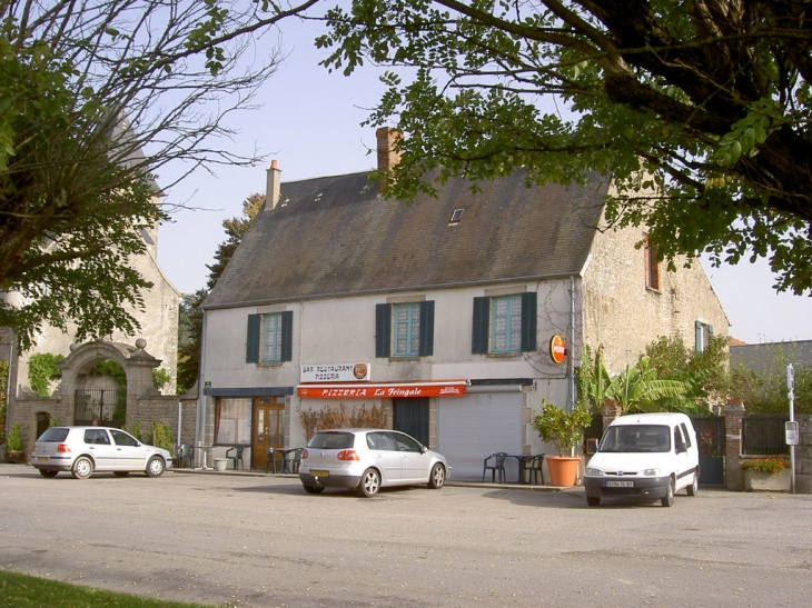 Centre village-pizzaria. - Les Grands-Chézeaux