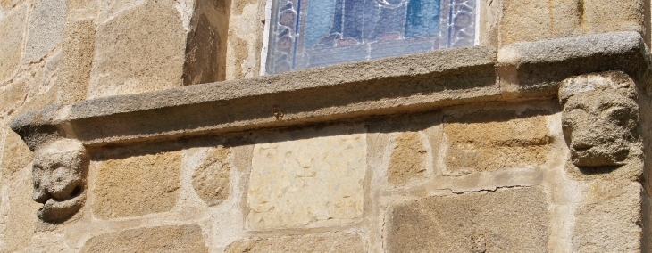 Eglise Saint-Amand : modillons et pierre gravée. - Marval