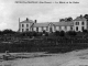 La Mairie et les Ecoles, vers 1910 (carte postale ancienne).