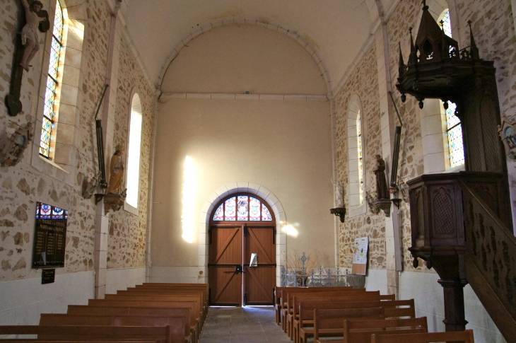 La nef vers le portail de l'église Saint Maurice. - Saint-Maurice-les-Brousses