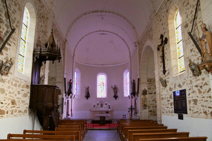 Eglise Saint Maurice - La nef vers le choeur. - Saint-Maurice-les-Brousses