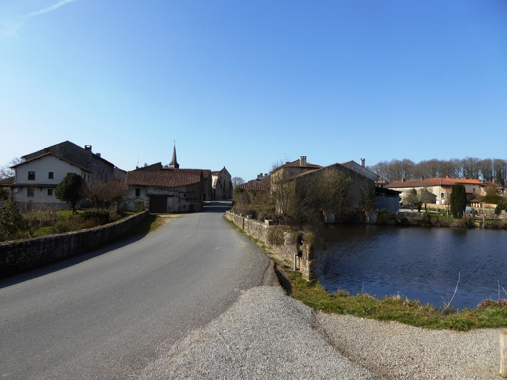 Vers le village - Saint-Pardoux