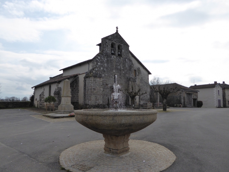 La fontaine devant l'église - Saint-Yrieix-sous-Aixe