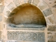 Eglise Sainte Anne. Enfeu du XIIIe siècle, Le gisant n'est pas identifié. Le panneau central du bas-relief évoque peut-être l'instant de la mort du défun.