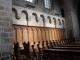 Stalles en chêne du XVe siècle et les arcatures de la nef. Eglise abbatiale Saint Pierre.