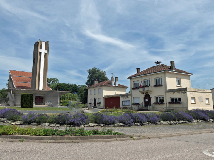 Le centre du village : église et mairie - Azerailles