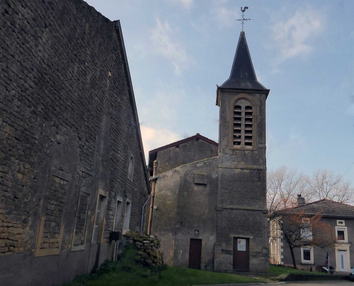 L'église dans le village - Han-devant-Pierrepont