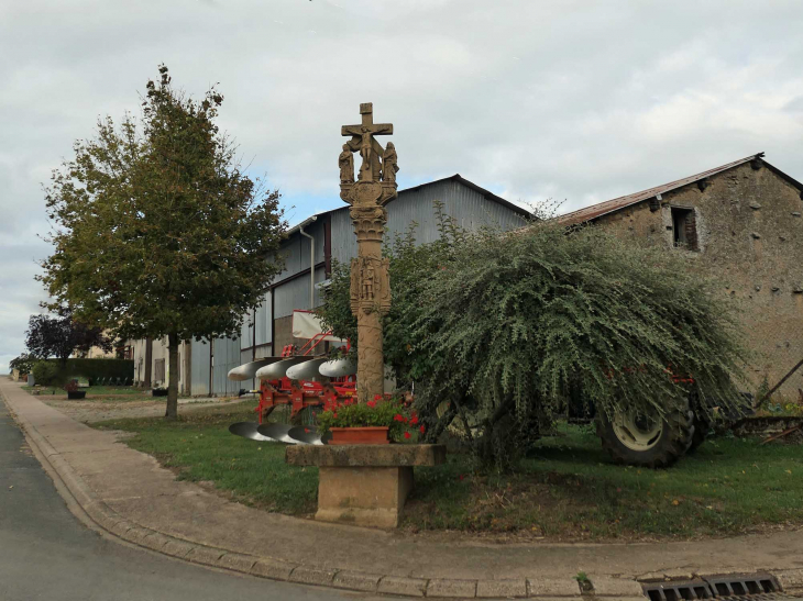 Croix en pierres devant une ferme - Mouaville