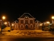 La mairie de nuit sous la neige