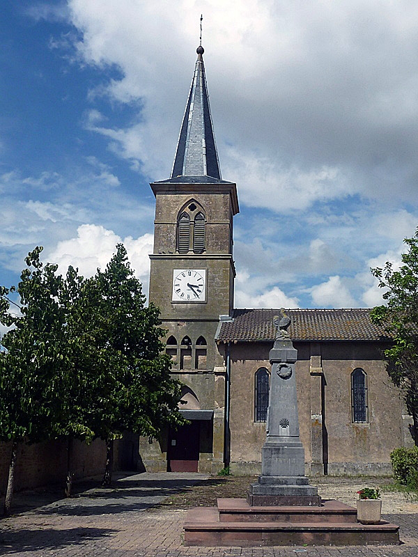 L'église et le monument aux morts - Puxieux