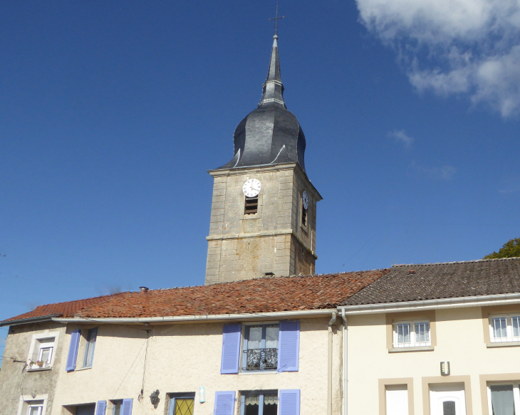 Le clocher derrière les maisons - Ambly-sur-Meuse