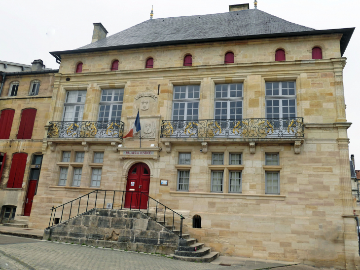 Place Saint Pierre : hôtel de Florainville palais de jjustice - Bar-le-Duc
