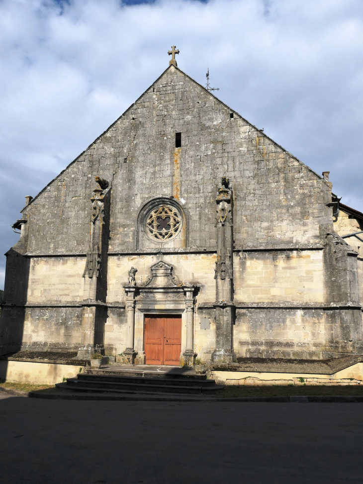 L'entrée de l'église Saint Pierre - Bazincourt-sur-Saulx