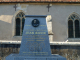le monument aux morts devant l'église