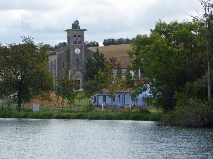 Neuville : l'église vue du canal de la Meuse - Champneuville