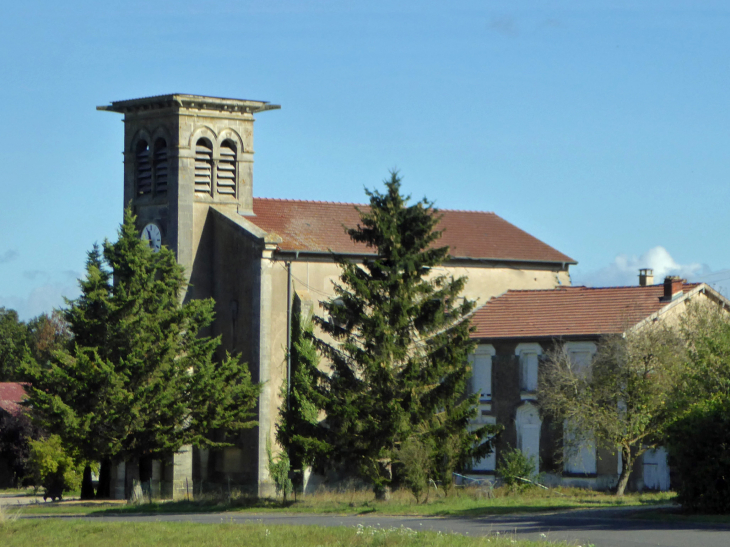 Neuville : l'église - Champneuville
