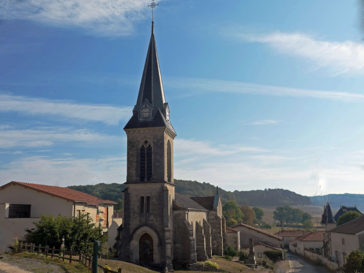 Morlaincourt : l'église dans le village - Chanteraine