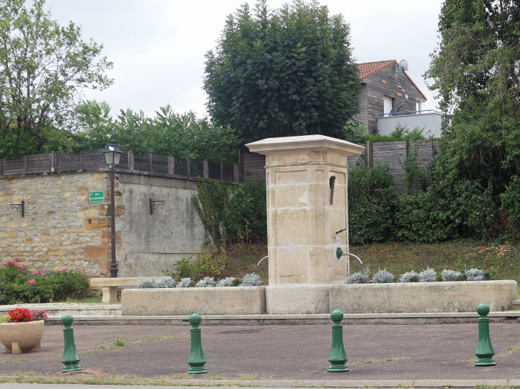 Fontaine dans le village - Combles-en-Barrois
