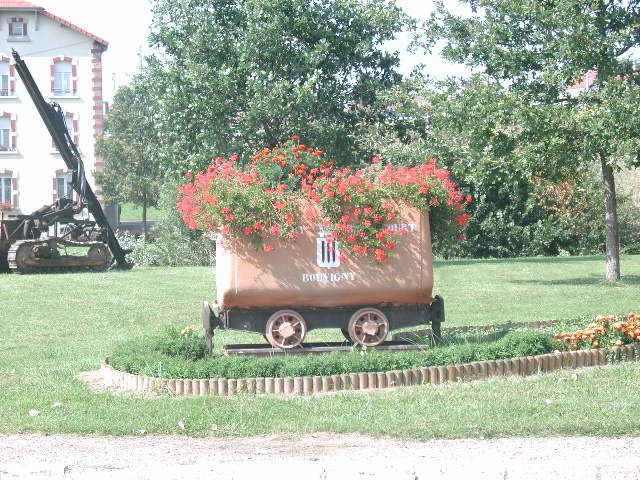 Le wagonnet fleuris pres de la mairie - Dommary-Baroncourt