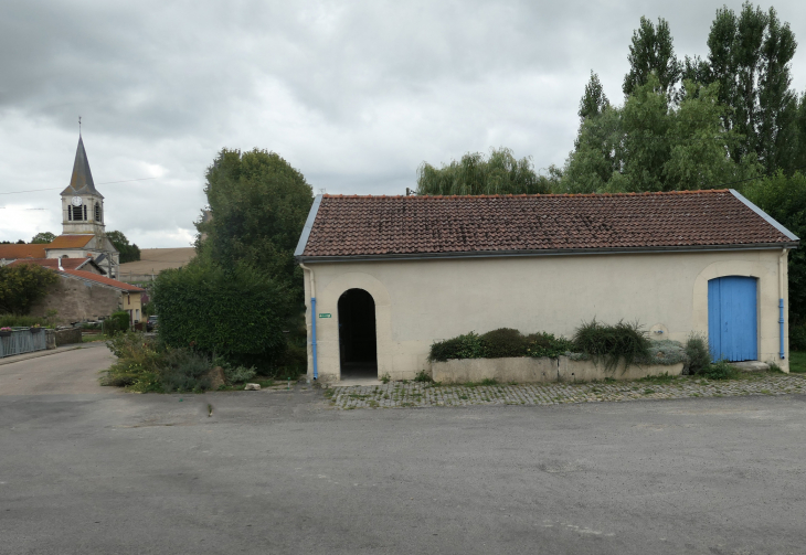 L'église vue du lavoir - Fromeréville-les-Vallons
