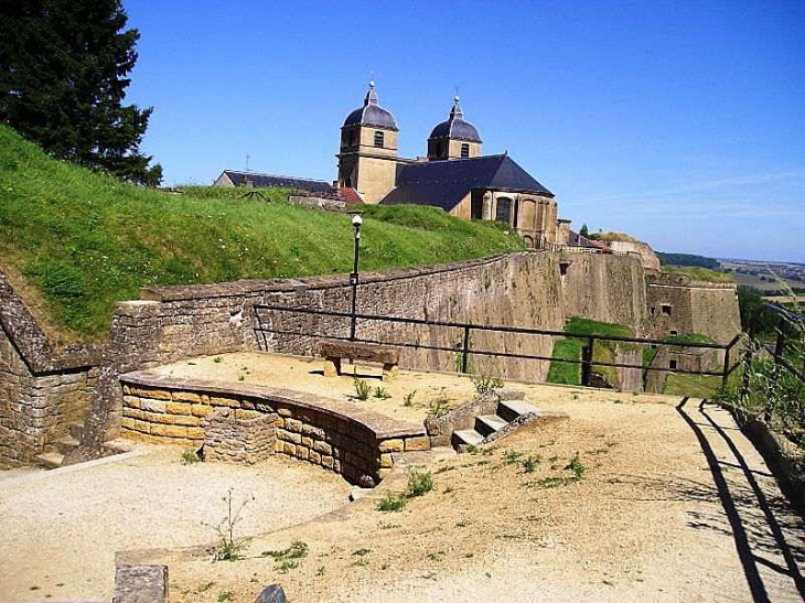 Les remparts et l'eglise - Montmédy