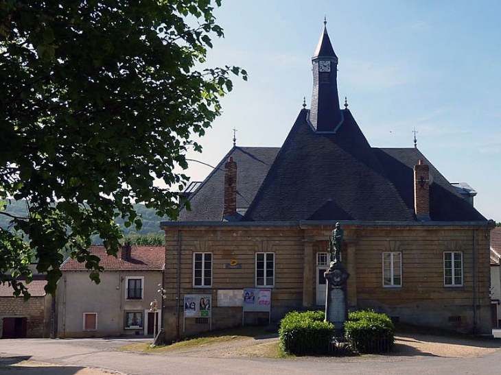 La mairie et le monument aux morts - Pouilly-sur-Meuse