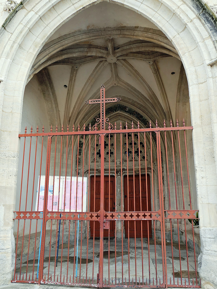 L'entrée de l'église - Resson