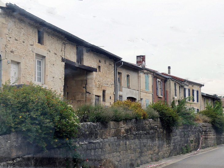 Maisons lorraines alignées - Rupt-aux-Nonains