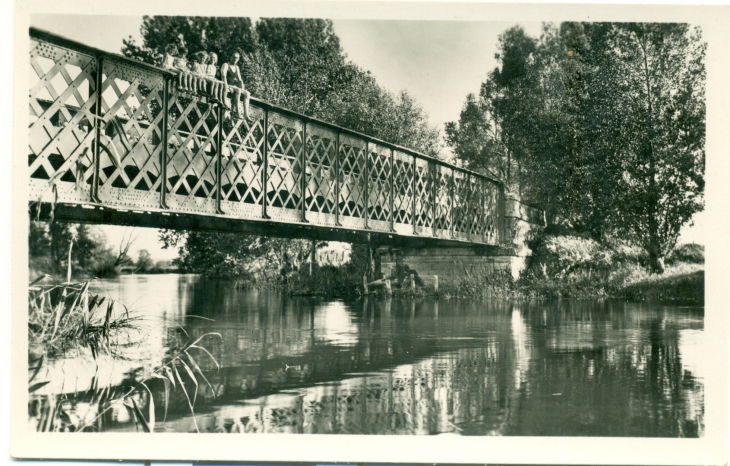 Troyon (Meuse)-la Meuse et le pont de Sartel
