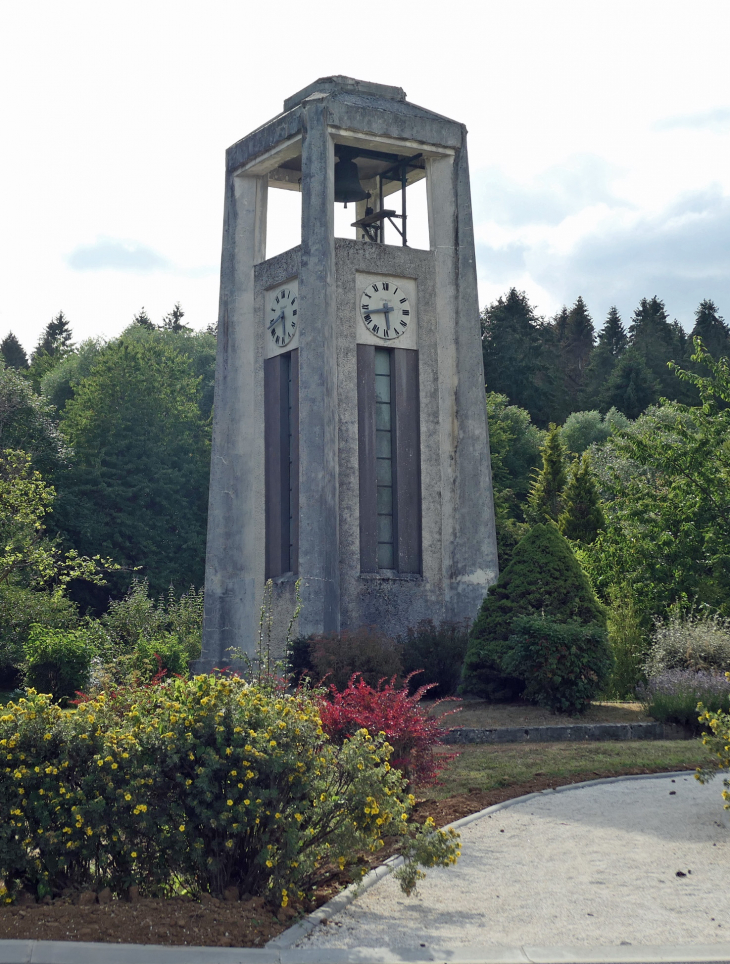 Tour de l'horloge :seul village reconstruit sur le territoire du champ de bataille à 500 mètres du village détruit - Vaux-devant-Damloup