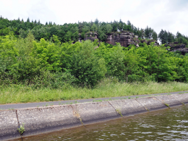 En bateau sur le canal de la Marne au Rhin : les rochers en grès - Arzviller