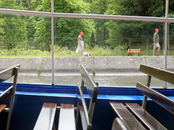 En bateau sur le canal de la Marne au Rhin : chemin de halage - Arzviller