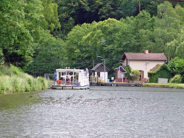 En bateau sur le canal de la Marne au Rhin : écluse - Arzviller