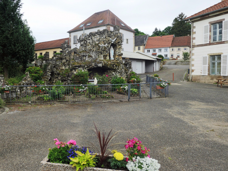 La grotte de Lourdes au centre du village - Arzviller