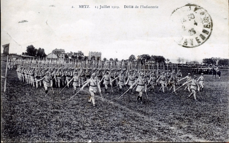 14 juillet 1919 - Défilé de l'Infanterie (carte postale Ancienne). - Metz