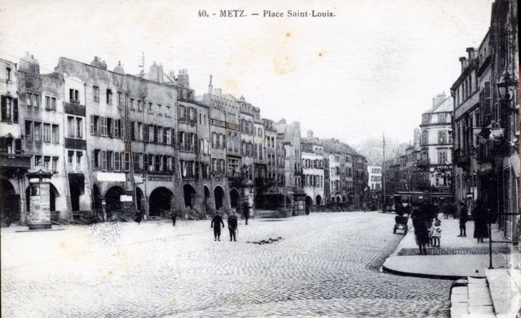 Place Saint Louis, vers 1925 (carte postale ancienne). - Metz