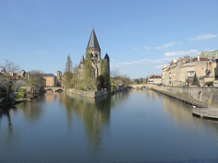 Le temple neuf entre le Pont Saint Marcel et le pont des Roches - Metz