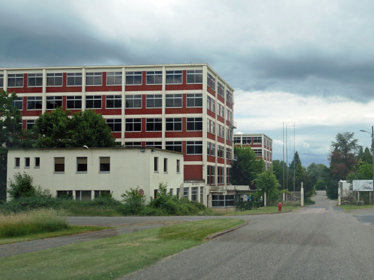 BATAVILLE : entrée de l'ancien complexe industriel des usines de chaussures BATA - Moussey