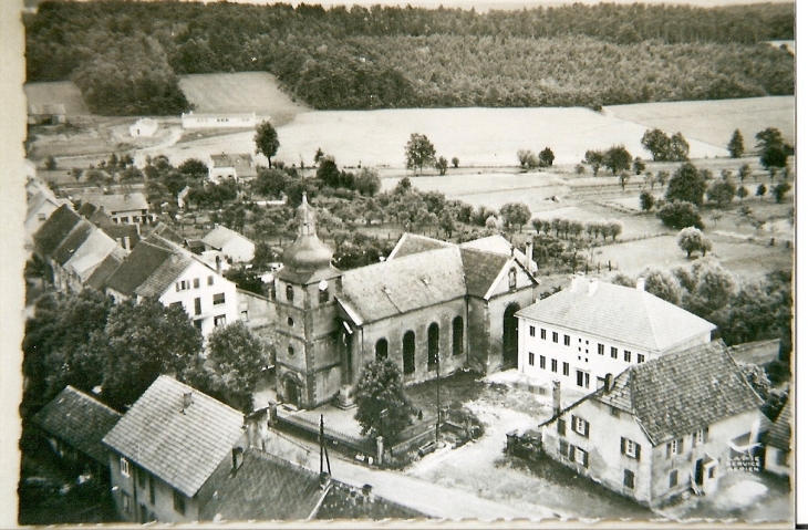 Vue aérienne de l'église et son presbytaire avant rénovation - Neufgrange