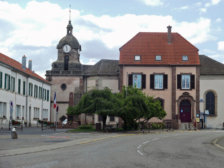 Le centre du village : mairie et église - Niderviller